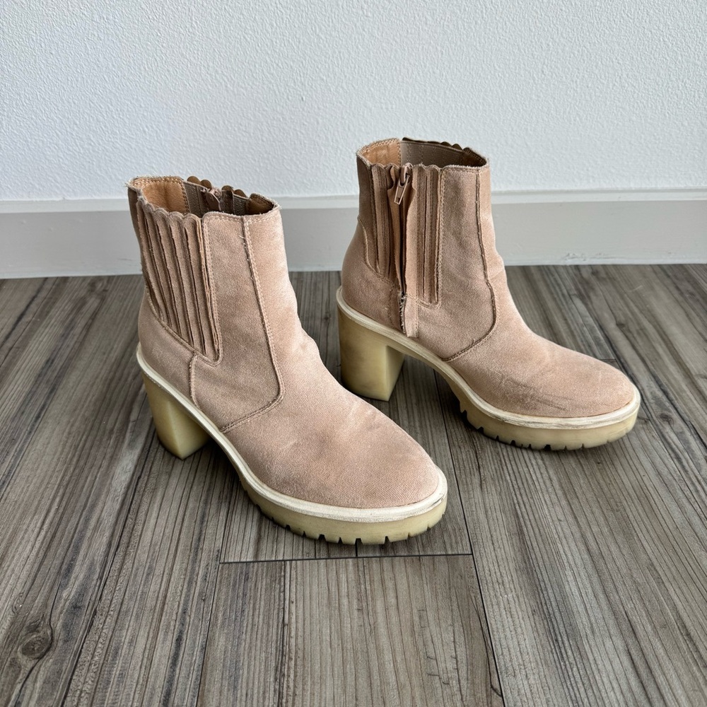 Oasis Society California Tan/Light Pink Suede Ankle Boots